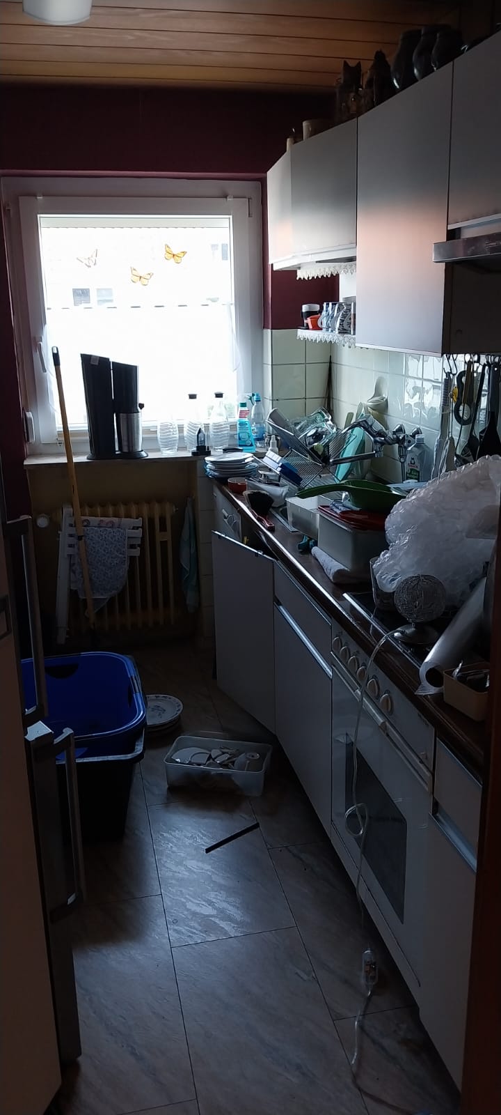 Unaufgeräumtes Zimmer voller alter Möbel, Kartons und Sperrmüll vor der professionellen Entrümpelung und Haushaltsauflösung durch Schimmelpfennig in Stuttgart